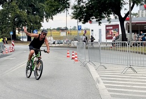 zdjęcie kolorowe - funkcjonariusze biorący udział w triathlonie