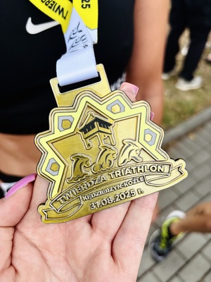 zdjęcie kolorowe - funkcjonariusze biorący udział w triathlonie