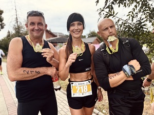 zdjęcie kolorowe - funkcjonariusze biorący udział w triathlonie