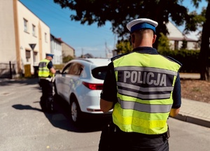 zdjęcie kolorowe - funkcjonariusz ruchu drogowego na służbie