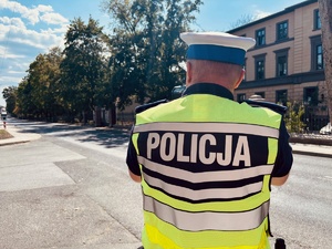 zdjęcie kolorowe - funkcjonariusz ruchu drogowego na służbie