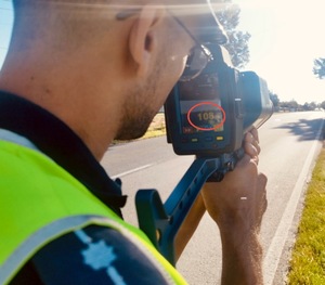 zdjęcie kolorowe - funkcjonariusz ruchu drogowego na służbie