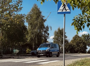 zdjęcie kolorowe - funkcjonariusze policji