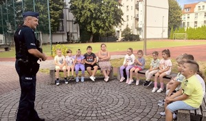 zdjęcie kolorowe - funkcjonariusze policji