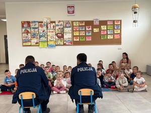 zdjęcie kolorowe - spotkanie funkcjonariuszy z przedszkolakami