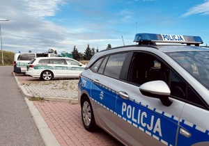 funkcjonariusze policji wraz z funkcjonariuszami KAS