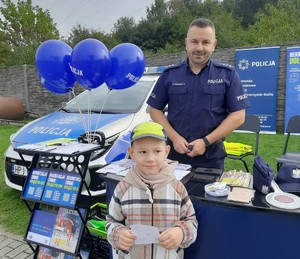 funkcjonariusze na pikniku rodzinnym