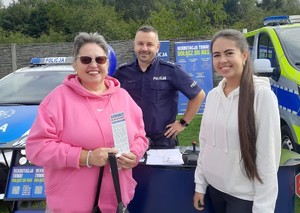 funkcjonariusze na pikniku rodzinnym