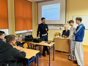 policjanci na spotkaniu z młodzieżą