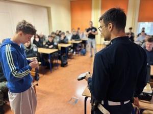 policjanci na spotkaniu z młodzieżą