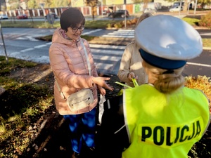 funkcjonariusze rozdający odblaski