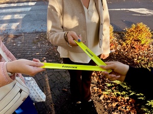 funkcjonariusze rozdający odblaski