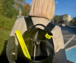 funkcjonariusze rozdający odblaski