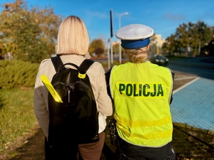 funkcjonariusze rozdający odblaski