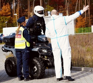funkcjonariusze policji w trakcie ćwiczeń