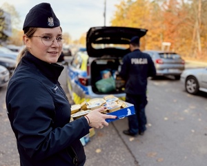 funkcjonariusze z darkami dla potrzebujących zwierząt