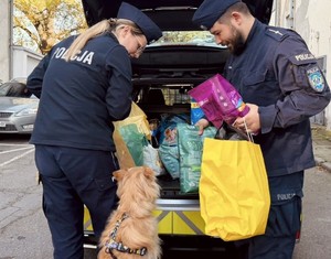 funkcjonariusze z darami dla potrzebujących zwierząt