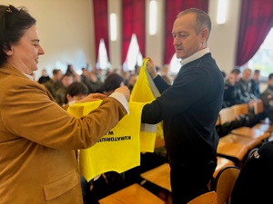 Funkcjonariusze w trakcie uroczystego rozpoczęcie kampanii