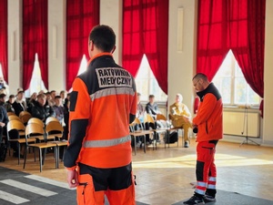 Funkcjonariusze w trakcie uroczystego rozpoczęcie kampanii