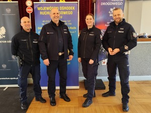 funkcjonariusze policji