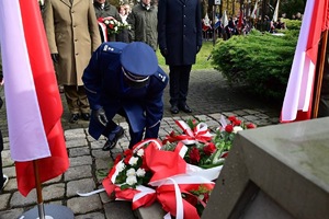 przedstawiciele służb mundurowych składający kwiaty pod pomnikiem
