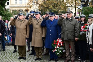 przedstawiciele służb mundurowych składający kwiaty pod pomnikiem