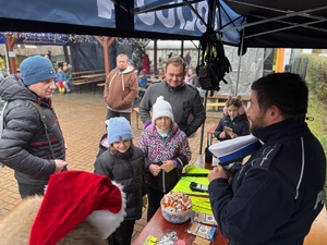 stanowisko promocyjne funkcjonariuszy z dziećmi