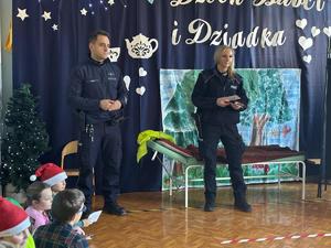 funkcjonariusze rozdający kartki na dzień babci i dziadka