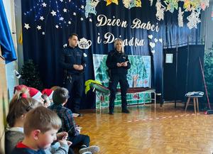 funkcjonariusze rozdający kartki na dzień babci i dziadka