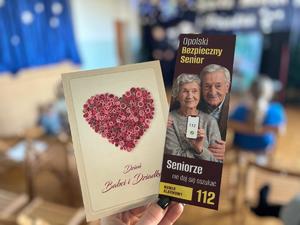 funkcjonariusze rozdający kartki na dzień babci i dziadka