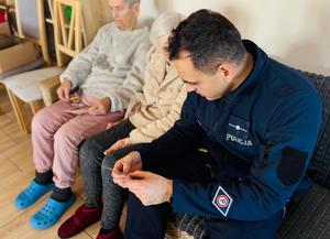 funkcjonariusze rozdający kartki na dzień babci i dziadka