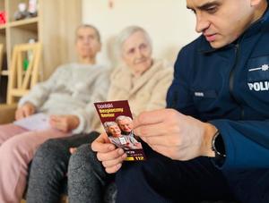 funkcjonariusze rozdający kartki na dzień babci i dziadka