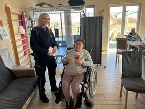 funkcjonariusze rozdający kartki na dzień babci i dziadka