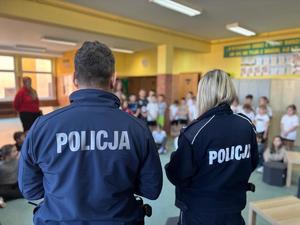 funkcjonariusze rozdający kartki na dzień babci i dziadka