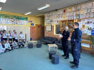 funkcjonariusze rozdający kartki na dzień babci i dziadka