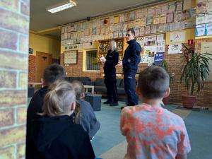 funkcjonariusze rozdający kartki na dzień babci i dziadka