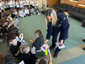 funkcjonariusze rozdający kartki na dzień babci i dziadka