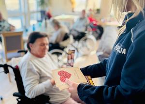 funkcjonariusze rozdający kartki na dzień babci i dziadka