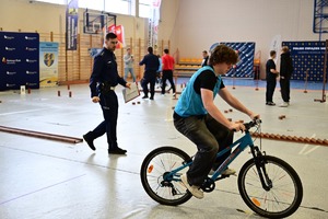 Uczestnicy turniej BRD wraz z policjantami