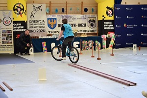 Uczestnicy turniej BRD wraz z policjantami