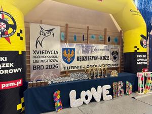 Uczestnicy turniej BRD wraz z policjantami