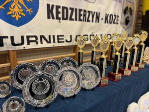 Uczestnicy turniej BRD wraz z policjantami