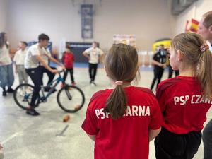 Uczestnicy turniej BRD wraz z policjantami