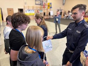 Uczestnicy turniej BRD wraz z policjantami