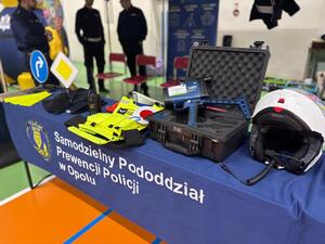 funkcjonariusze policji oraz uczestnicy targów pracy