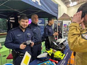 funkcjonariusze policji oraz uczestnicy targów pracy