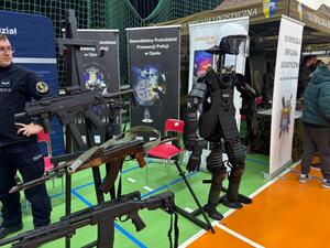 funkcjonariusze policji oraz uczestnicy targów pracy