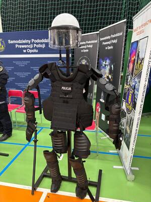 funkcjonariusze policji oraz uczestnicy targów pracy