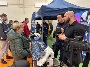 funkcjonariusze policji oraz uczestnicy targów pracy