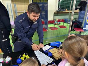 funkcjonariusze policji oraz uczestnicy targów pracy